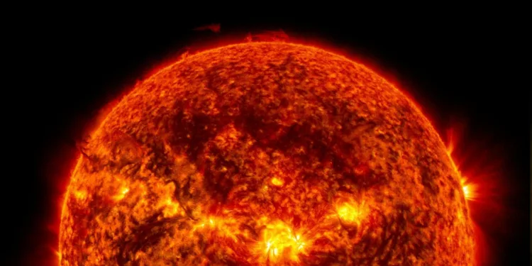 El Sol es una estrella enorme, dinámica y bastante violenta, donde ocurren procesos físicos extremos.