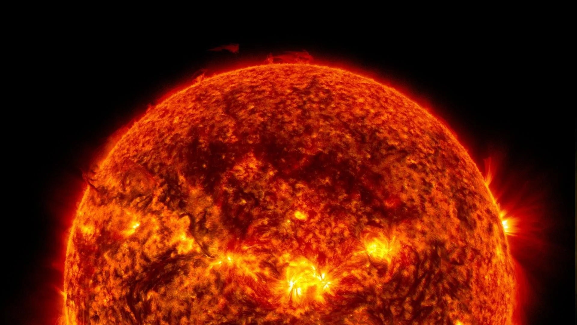 El Sol es una estrella enorme, dinámica y bastante violenta, donde ocurren procesos físicos extremos.