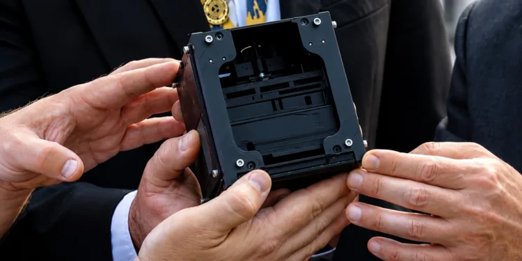 Fotografía del prototipo del Satélite Morazán. Crédito: TV UNAH.