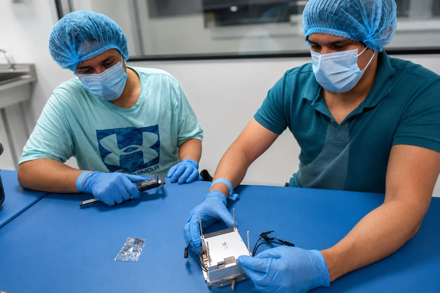 Imagen del proceso de ensamblaje del Satélite Morazán en Ciudad Universitaria.