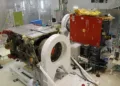 La CONAE, con INVAP como contratista, desarrolló y los satélites ARSAT de telecomunicaciones.
