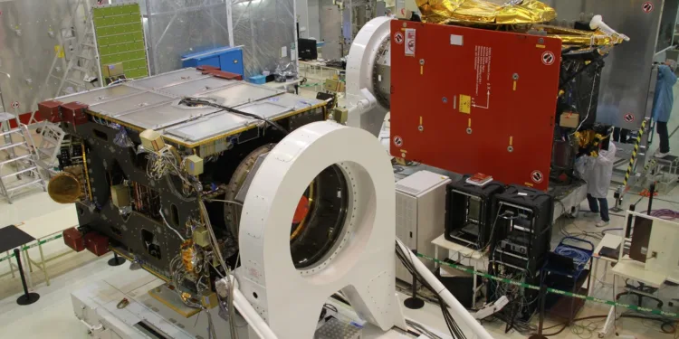 La CONAE, con INVAP como contratista, desarrolló y los satélites ARSAT de telecomunicaciones.