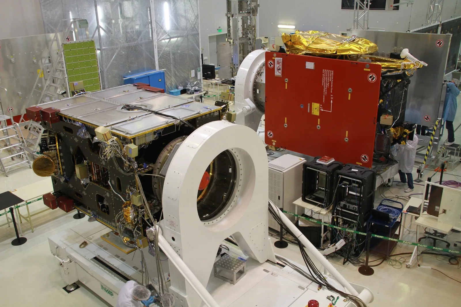 La CONAE, con INVAP como contratista, desarrolló y los satélites ARSAT de telecomunicaciones.