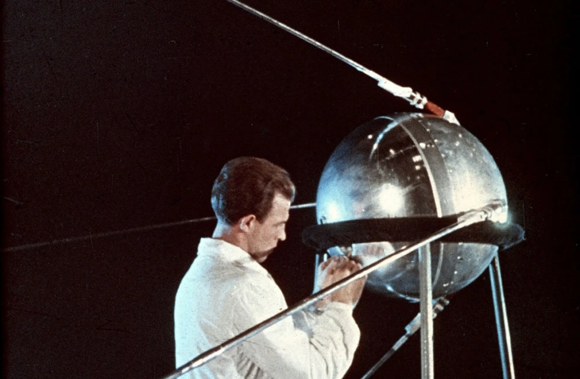La Unión Soviética lanzó a Sputnik 1 el 4 de octubre de 1957, y se convirtió en el primer satélite artificial de la historia.
