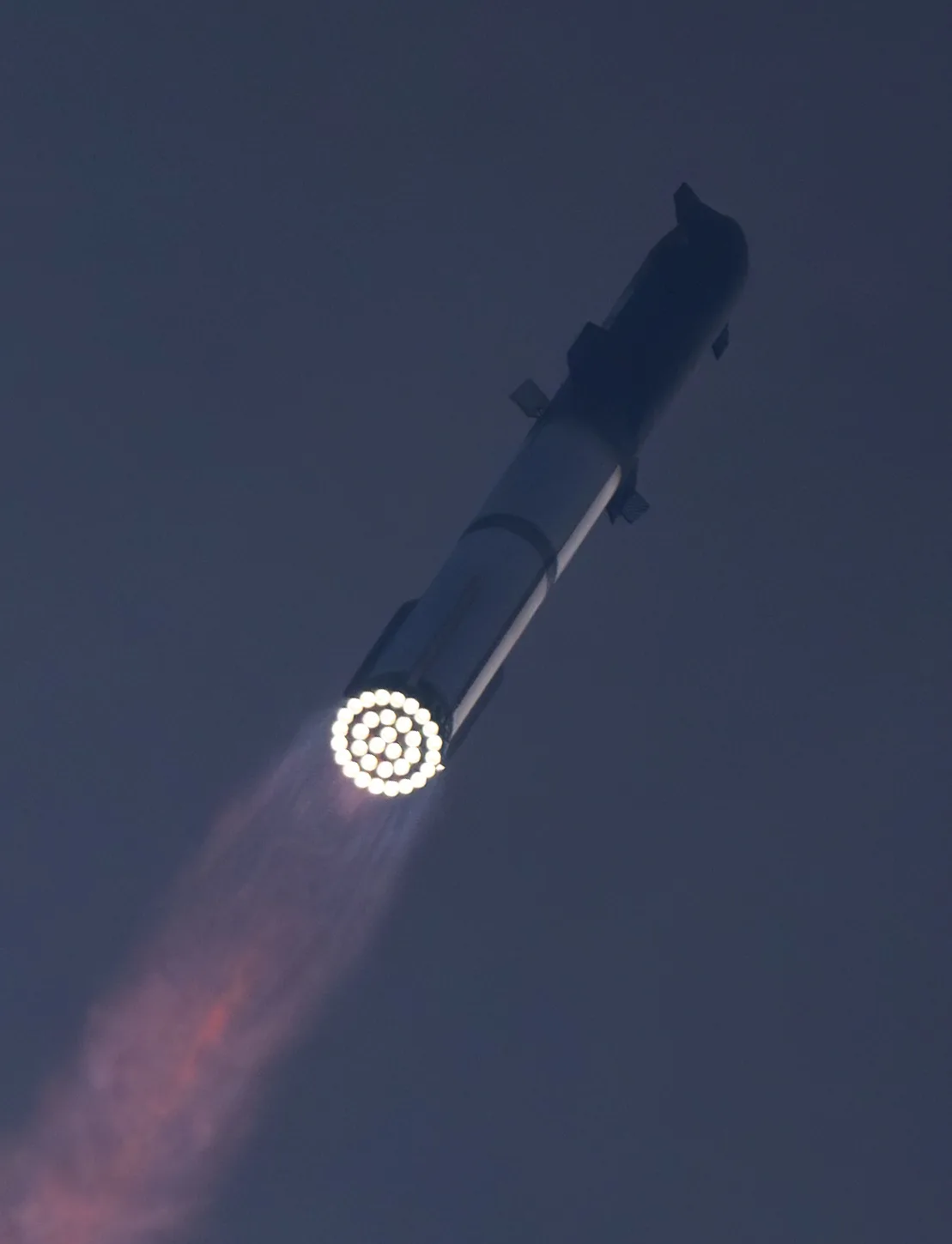 El Starship se eleva en el cielo con el empuje de los 33 motores Raptor del Super Heavy.
