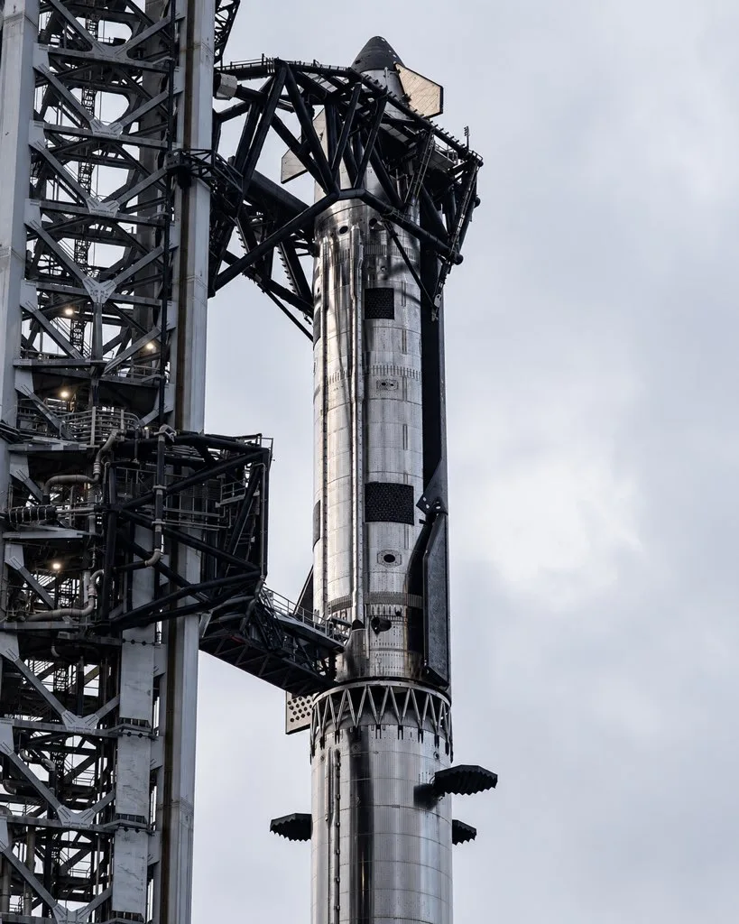 Starship V3 apilado por primera vez en Starbase de SpaceX.