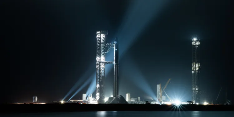 La nave Starship, preparado en la plataforma de SpaceX, Starbase. Crédito: SpaceX.