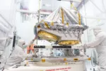 En septiembre de 2025, ingenieros acoplaron el telescopio de aluminio de la misión NEO Surveyor a la estructura base de vuelo en el Laboratorio de Dinámica Espacial. El telescopio está conectado mediante un sistema de puntales que impide que el calor se transmita de la nave espacial al instrumento. Crédito: Laboratorio de Dinámica Espacial/ Allison Bills.
