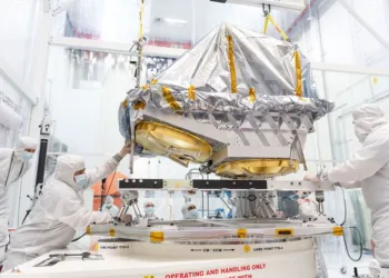 En septiembre de 2025, ingenieros acoplaron el telescopio de aluminio de la misión NEO Surveyor a la estructura base de vuelo en el Laboratorio de Dinámica Espacial. El telescopio está conectado mediante un sistema de puntales que impide que el calor se transmita de la nave espacial al instrumento. Crédito: Laboratorio de Dinámica Espacial/ Allison Bills.