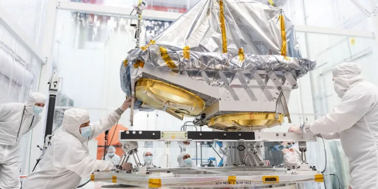 En septiembre de 2025, ingenieros acoplaron el telescopio de aluminio de la misión NEO Surveyor a la estructura base de vuelo en el Laboratorio de Dinámica Espacial. El telescopio está conectado mediante un sistema de puntales que impide que el calor se transmita de la nave espacial al instrumento. Crédito: Laboratorio de Dinámica Espacial/ Allison Bills.