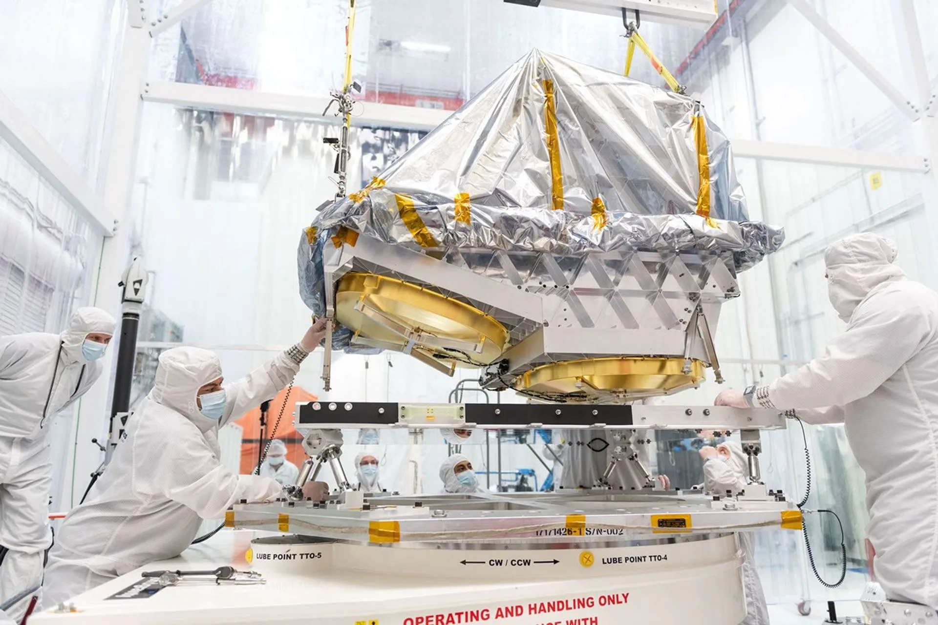 En septiembre de 2025, ingenieros acoplaron el telescopio de aluminio de la misión NEO Surveyor a la estructura base de vuelo en el Laboratorio de Dinámica Espacial. El telescopio está conectado mediante un sistema de puntales que impide que el calor se transmita de la nave espacial al instrumento. Crédito: Laboratorio de Dinámica Espacial/ Allison Bills.