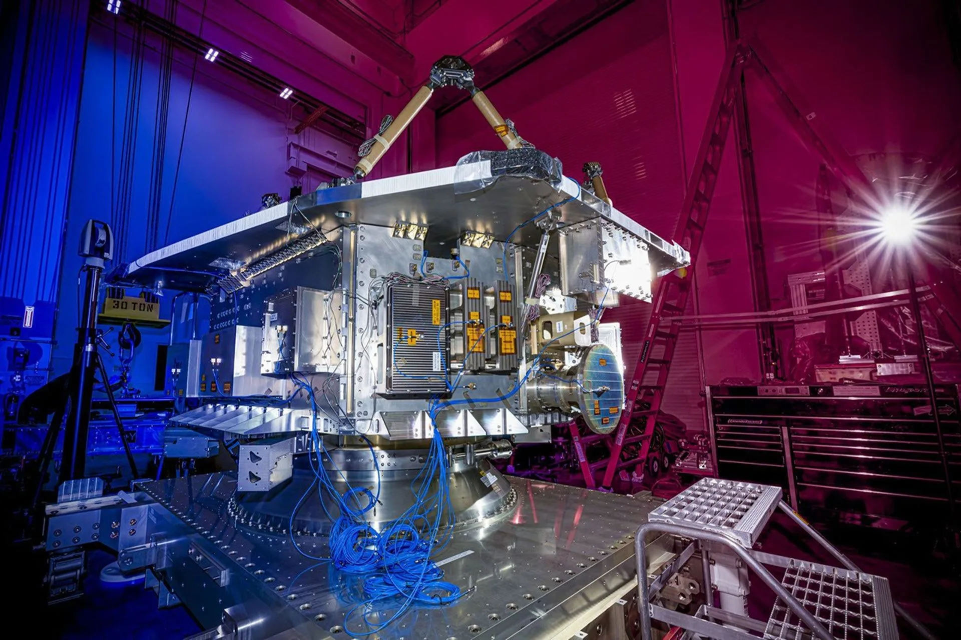 La estructura del bus del NEO Surveyor de la NASA se sometió a pruebas y ensayos en BAE Systems Space, en agosto de 2025. El bus alberga los subsistemas de energía, propulsión, aviónica y comunicaciones, todos aislados del telescopio y los detectores sensibles.