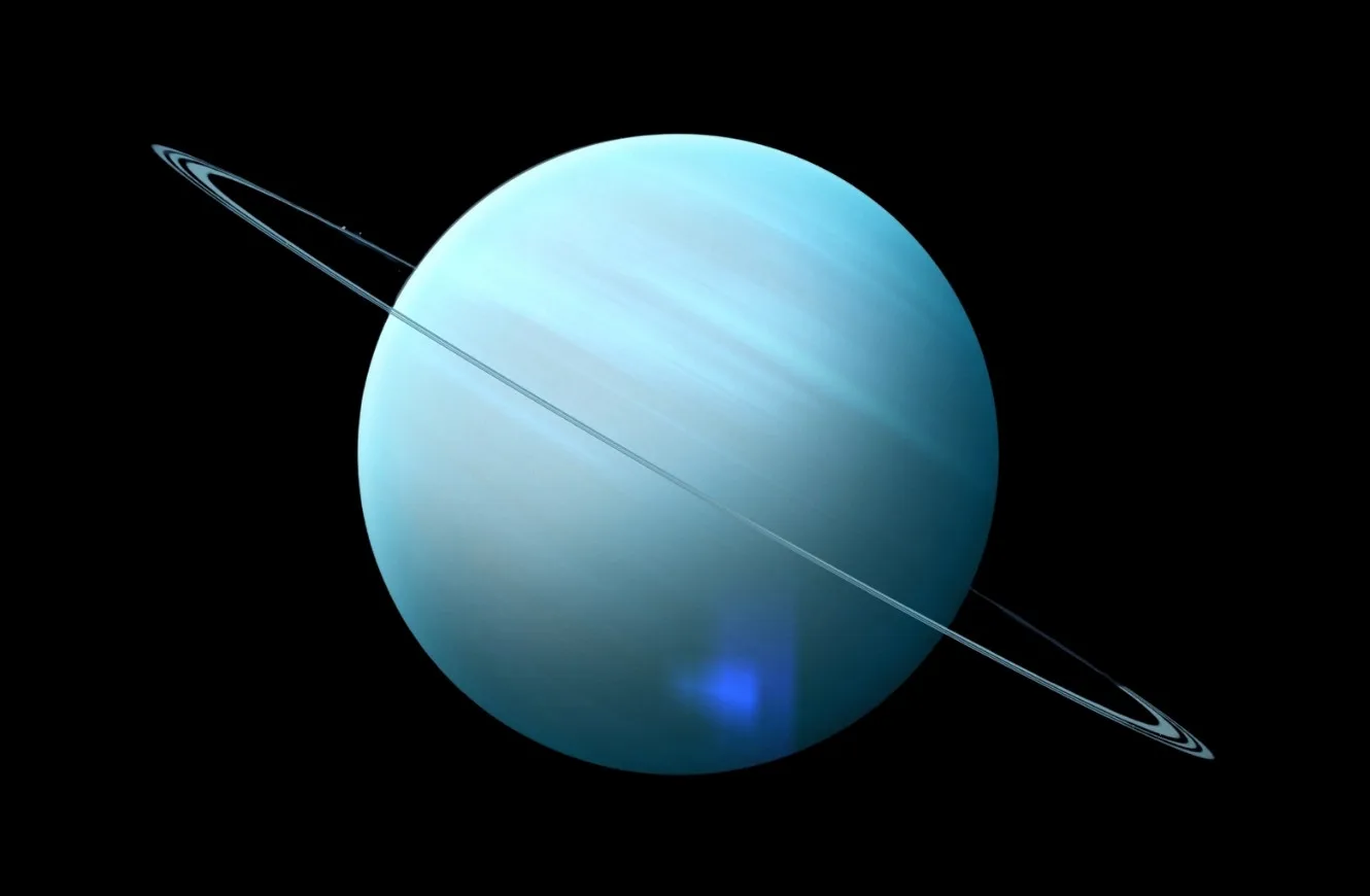 Urano es un gigante helado, que se ubica entre Saturno y Neptuno.