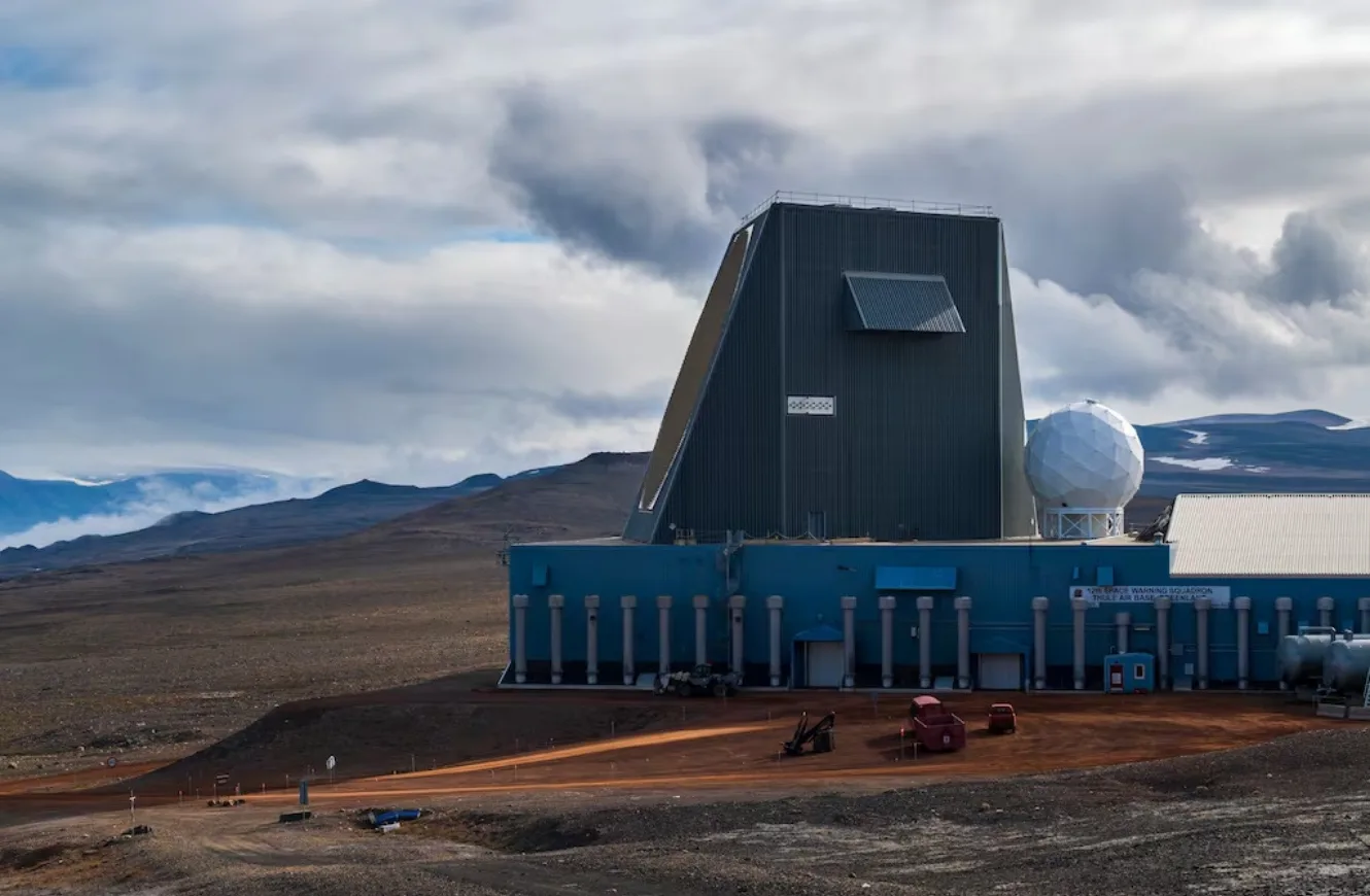 El Radar de Alerta Temprana Modernizado (UEWR) escanea el horizonte en la Base Aérea de Thule, Groenlandia, 10 de agosto de 2022. Crédito: Fuerza Espacial de los EE. UU. informe guerra espacial