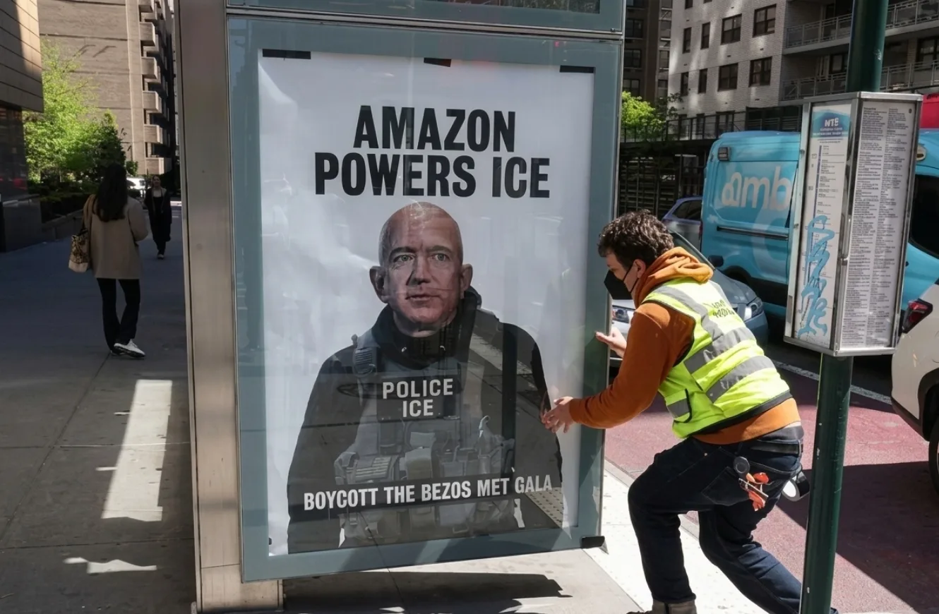 Imagen de pancarta en Nueva York, protestando contra la implicación de Bezos con el ICE.