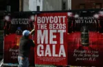 Imagen de pancarta en Nueva York sobre el boicot a Bezos por su patrocinio de la MET Gala.