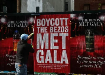 Imagen de pancarta en Nueva York sobre el boicot a Bezos por su patrocinio de la MET Gala.