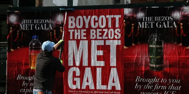 Imagen de pancarta en Nueva York sobre el boicot a Bezos por su patrocinio de la MET Gala.