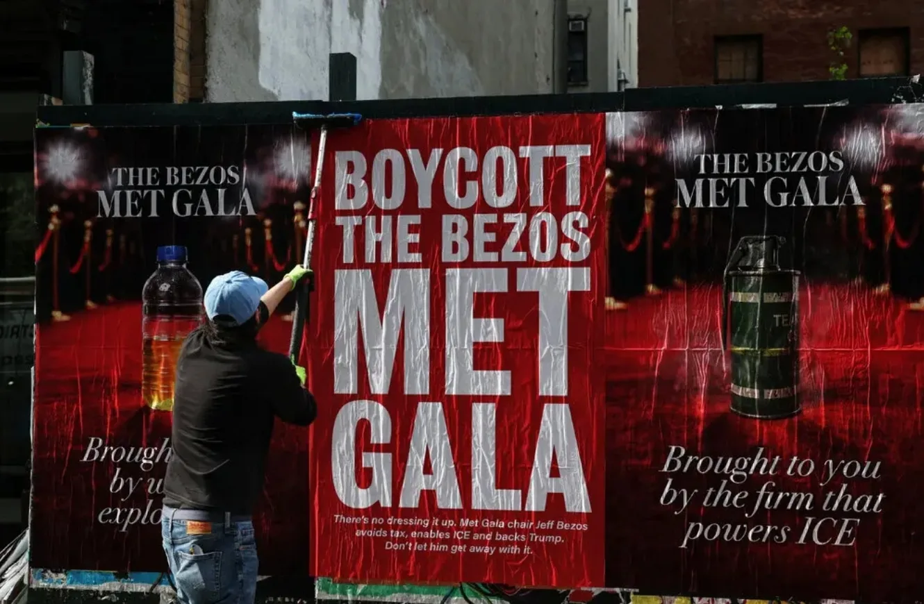Imagen de pancarta en Nueva York sobre el boicot a Bezos por su patrocinio de la MET Gala.