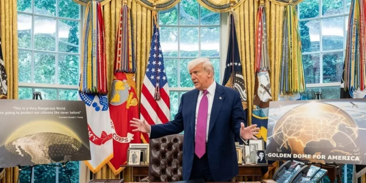 Imagen de Donald Trump en la Casa Blanca presentando el proyecto Golden Dome.Golden Dome 1,2 billones