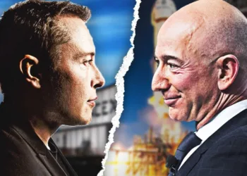 Imagen de Elon Musk (derecha), fundador de SpaceX y Jeff Bezos (izquierda), fundador de Blue Origin.