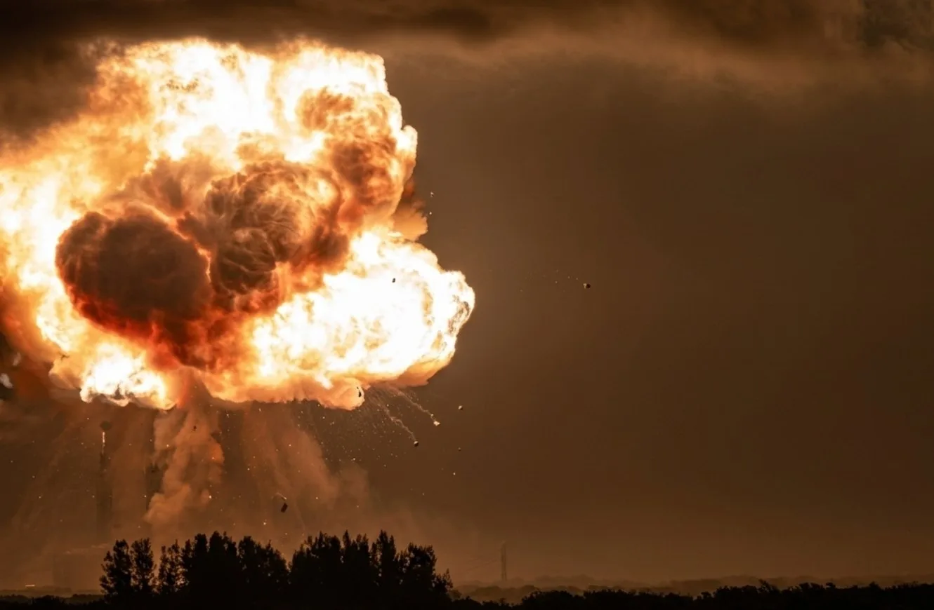 Imagen de la explosión del New Glenn durante la prueba de encendido estático.
