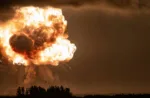Imagen de la explosión del cohete New Glenn de Blue Origin durante una prueba de encendido estático.