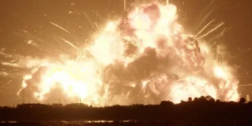 Imagen de la explosión del cohete New Glenn en Cabo Cañaveral, Florida.