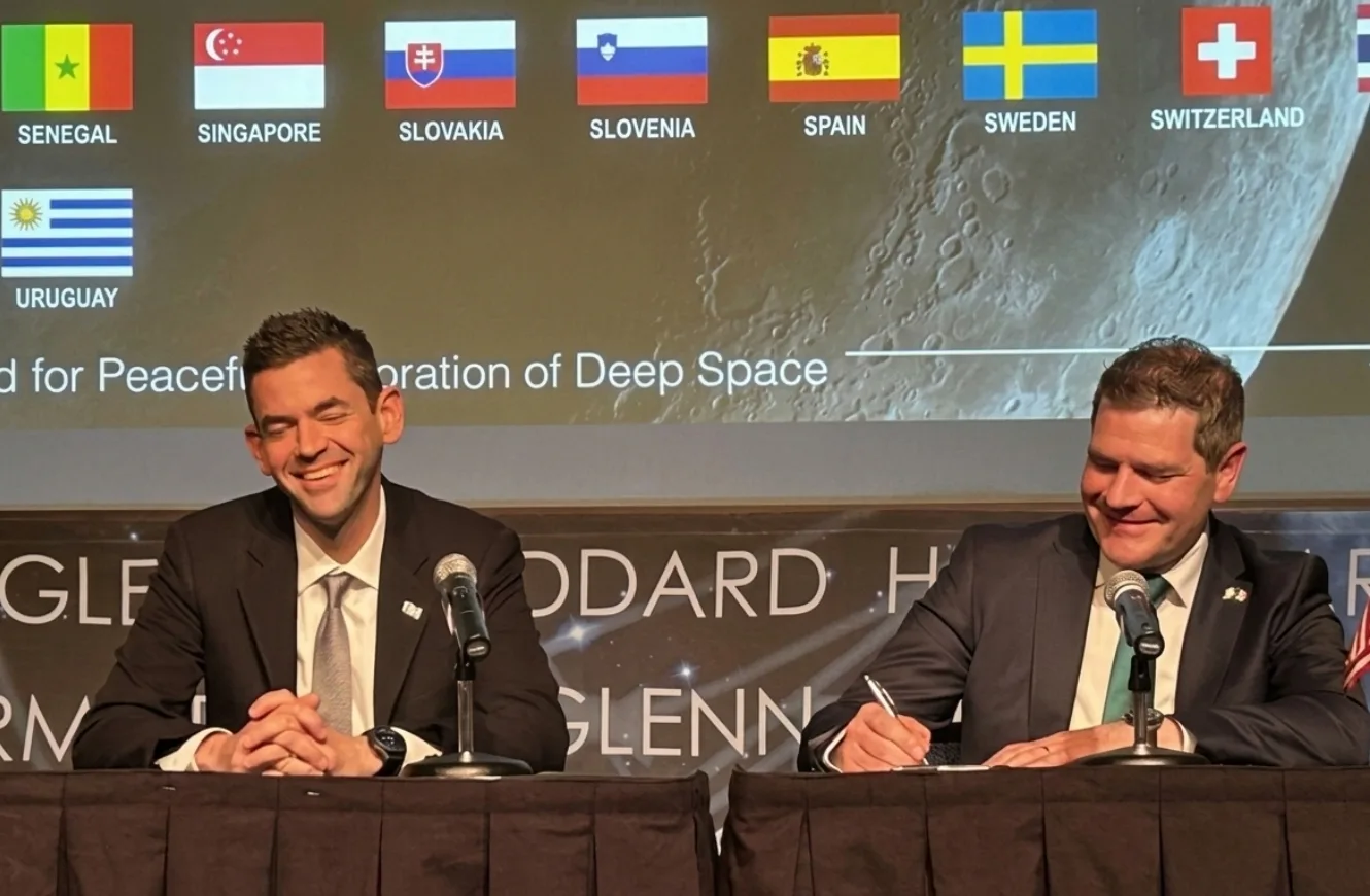 Imagen de Jared Isaacman (izquierda), directivo de la NASA, y Peter Burke (derecha), embajador de Irlanda en Washington, en el momento de la firma de los Acuerdos de Artemisa.