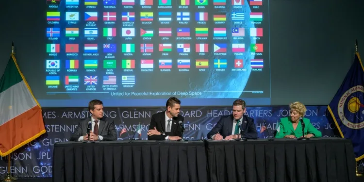 Imagen de la conferencia de la NASA celebrada este lunes, donde se firmó la entrada de Irlanda a los Acuerdos de Artemisa. Crédito: NASA.
