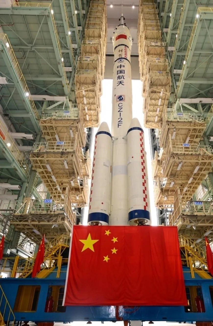 El cohete chino Larga Marcha 2F, que transporta a tres astronautas en la misión espacial tripulada Shenzhou 21, despega en el Centro de Lanzamiento de Satélites Jiuquan, en la provincia del mismo nombre, en el noroeste de China, el viernes 31 de octubre de 2025.
