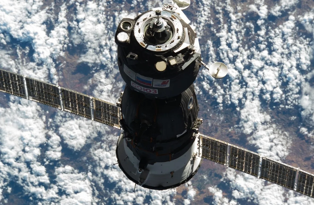 La nave espacial Soyuz MS-28, que transporta al astronauta de la NASA, se aproxima a la Estación Espacial Internacional. Crédito: NASA.