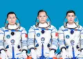 Imagen de los tres astronautas de la misión china Shenzhou-21, Zhang Lu, Wu Fei y Zhang Hongzhang