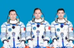 Imagen de los tres astronautas de la misión china Shenzhou-21, Zhang Lu, Wu Fei y Zhang Hongzhang