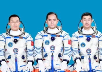 Imagen de los tres astronautas de la misión china Shenzhou-21, Zhang Lu, Wu Fei y Zhang Hongzhang