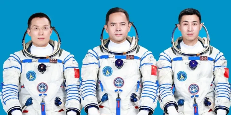 Imagen de los tres astronautas de la misión china Shenzhou-21, Zhang Lu, Wu Fei y Zhang Hongzhang