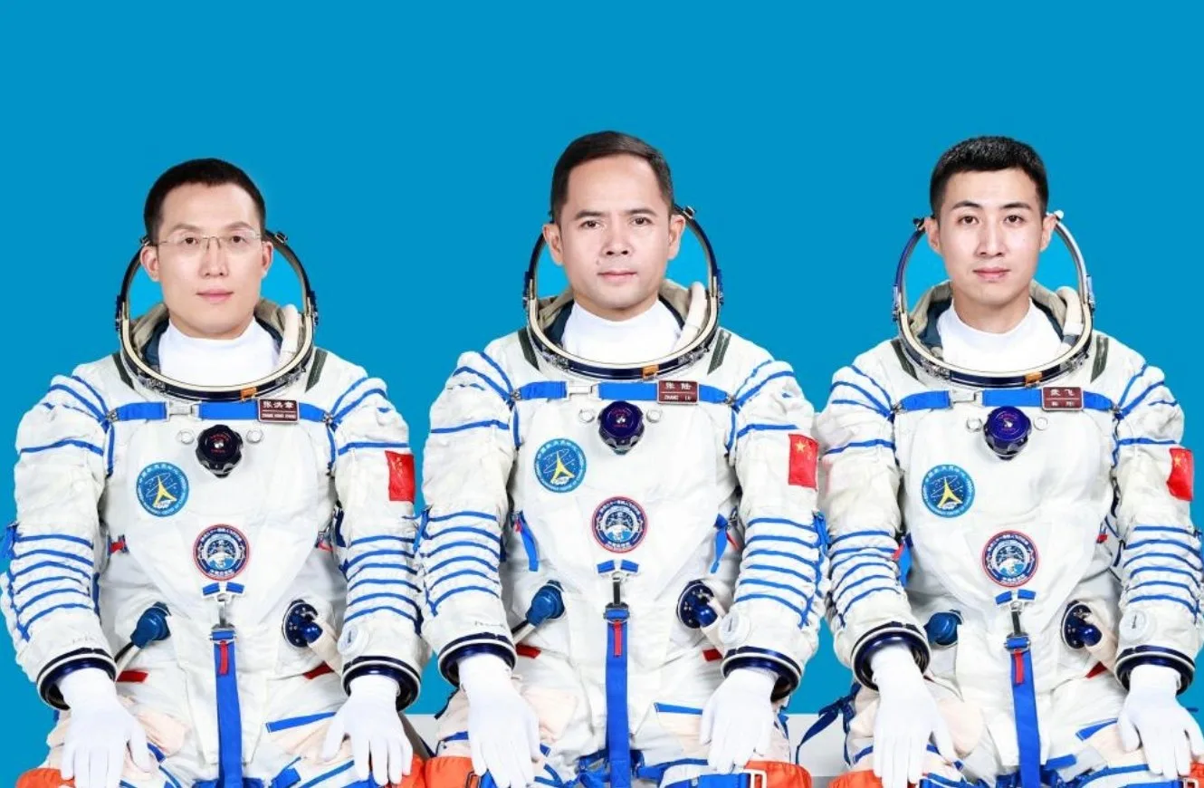 Imagen de los tres astronautas de la misión china Shenzhou-21, Zhang Lu, Wu Fei y Zhang Hongzhang