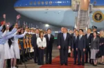 Imagen del recibimiento de Trump en China, al llegar en el Air Force One a Pekín. Trump CEOs China