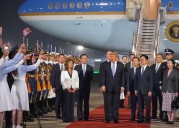 Imagen del recibimiento de Trump en China, al llegar en el Air Force One a Pekín. Trump CEOs China