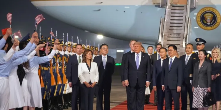 Imagen del recibimiento de Trump en China, al llegar en el Air Force One a Pekín. Trump CEOs China