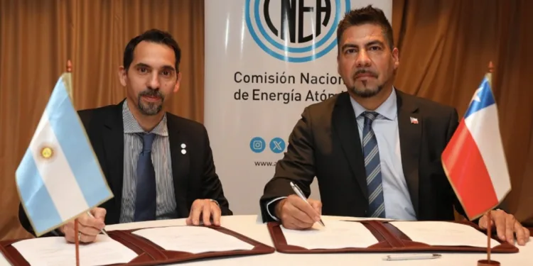 presidente de la Comisión Nacional de Energía Atómica (CNEA) de Argentina, Ing. Martín Porro, y el director de la Comisión Chilena de Energía Nuclear (CCHEN), Richard González. acuerdo nuclear