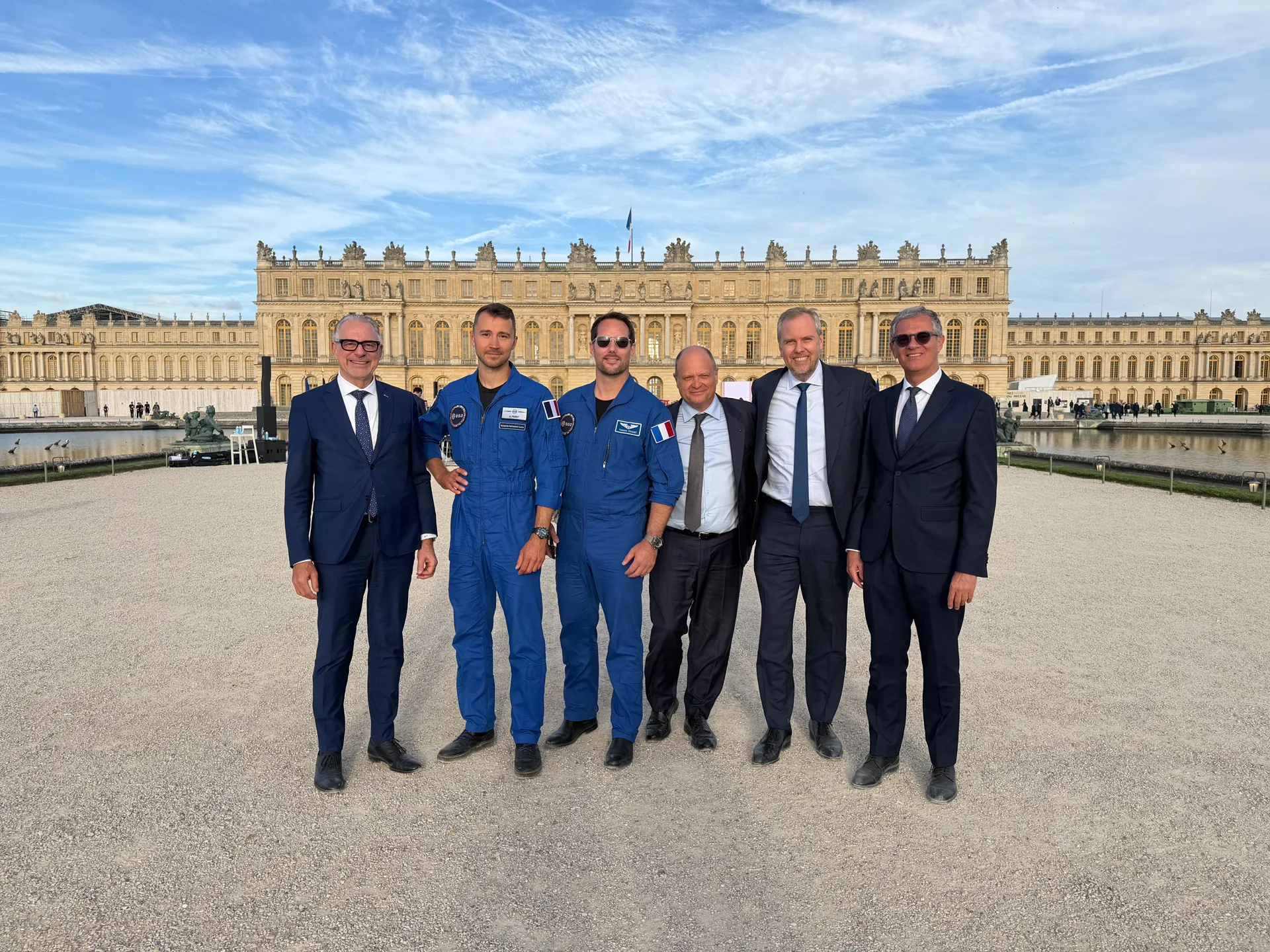 En la Cumbre Choose France 2026, de izquierda a derecha, el director general de la Agencia Espacial Europea (ESA), Josef Aschbacher, los astronautas de la ESA, Arnaud Prost y Thomas Pesquet, el director general adjunto del Centre National D'Etudes Spatiales (CNES), Lionel Suchet, el director ejecutivo de Vast, Max Haot, y el presidente de Vast para Europa, Giorgio Saccoccia.