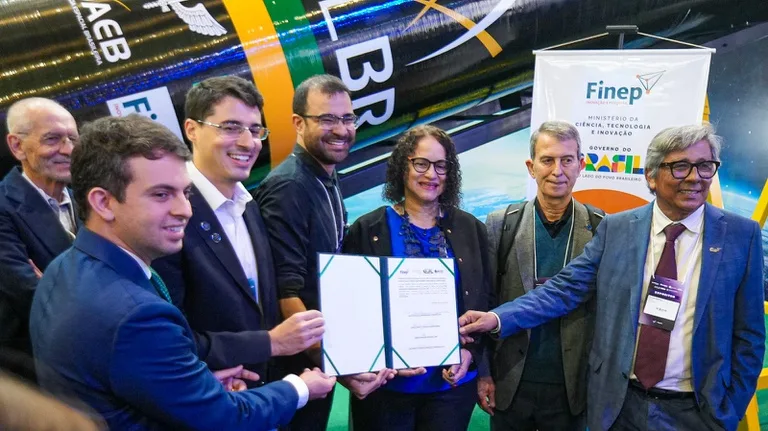 Brasil acelera su programa espacial con nuevos acuerdos para un microlanzador propio y propulsión líquida.