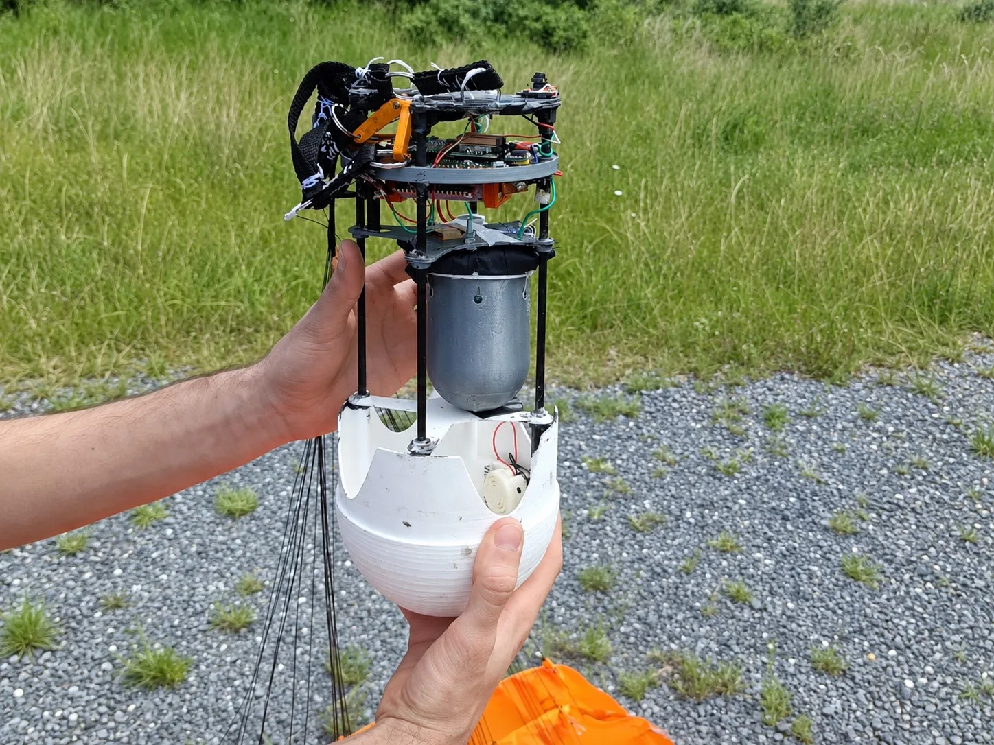 Durante la CanSat Competition, los equipos tienen que desarrollar el ciclo completo de una misión de ingeniería, con el objetivo final de lanzar y recuperar un mini satélite, del tamaño de una lata.
