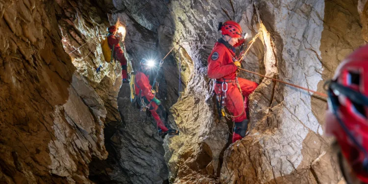 La Agencia Espacial Europea (ESA) realiza una nueva edición de CAVES, un programa de entrenamiento que prepara a astronautas y candidatos a astronautas en cuevas.