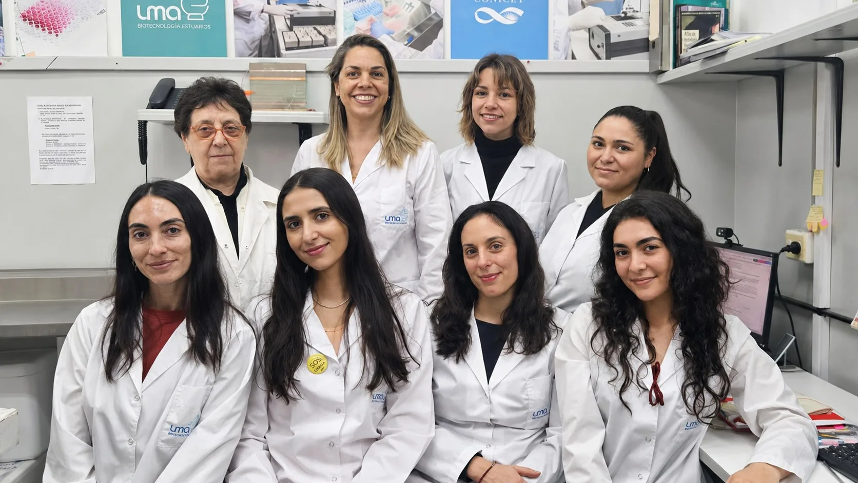 Equipo de trabajo del LMA-EBAL. En la fila superior, de izquierda a derecha: Silvia Wikinski, María Laura Gutiérrez, Marta Pérez Cota, Ludmila Gutiérrez. En la fila inferior, de izquierda a derecha: Martina Benedetti, Martina Savioli, Mariela Lenze y Mora García.