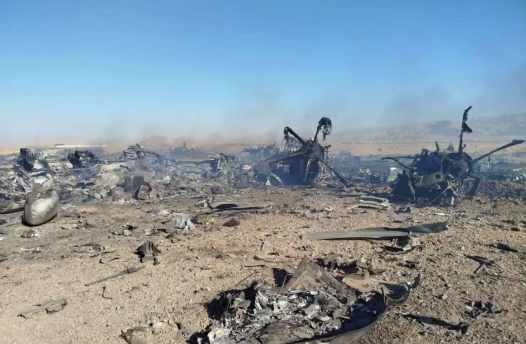 Fotografía difundida por los medios estatales iraníes que muestra los restos calcinados de varios aviones a unos 50 kilómetros de la ciudad iraní de Isfahán, el 5 de abril de 2026. Los medios estatales afirmaron que las fuerzas iraníes derribaron los aviones que aparecen en las imágenes. Crédito: Cuerpo de la Guardia Revolucionaria Islámica/ CNN.