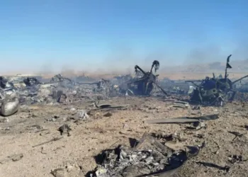 Fotografía difundida por los medios estatales iraníes que muestra los restos calcinados de varios aviones a unos 50 kilómetros de la ciudad iraní de Isfahán, el 5 de abril de 2026. Los medios estatales afirmaron que las fuerzas iraníes derribaron los aviones que aparecen en las imágenes. Crédito: Cuerpo de la Guardia Revolucionaria Islámica/ CNN.