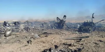 Fotografía difundida por los medios estatales iraníes que muestra los restos calcinados de varios aviones a unos 50 kilómetros de la ciudad iraní de Isfahán, el 5 de abril de 2026. Los medios estatales afirmaron que las fuerzas iraníes derribaron los aviones que aparecen en las imágenes. Crédito: Cuerpo de la Guardia Revolucionaria Islámica/ CNN.