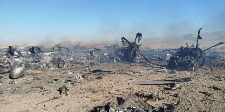 Fotografía difundida por los medios estatales iraníes que muestra los restos calcinados de varios aviones a unos 50 kilómetros de la ciudad iraní de Isfahán, el 5 de abril de 2026. Los medios estatales afirmaron que las fuerzas iraníes derribaron los aviones que aparecen en las imágenes. Crédito: Cuerpo de la Guardia Revolucionaria Islámica/ CNN.